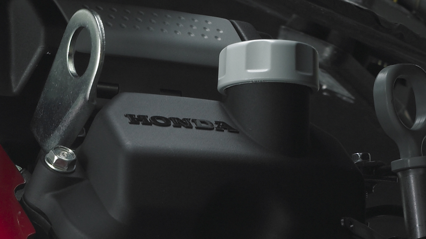 Gros plan du logo Honda sur le moteur